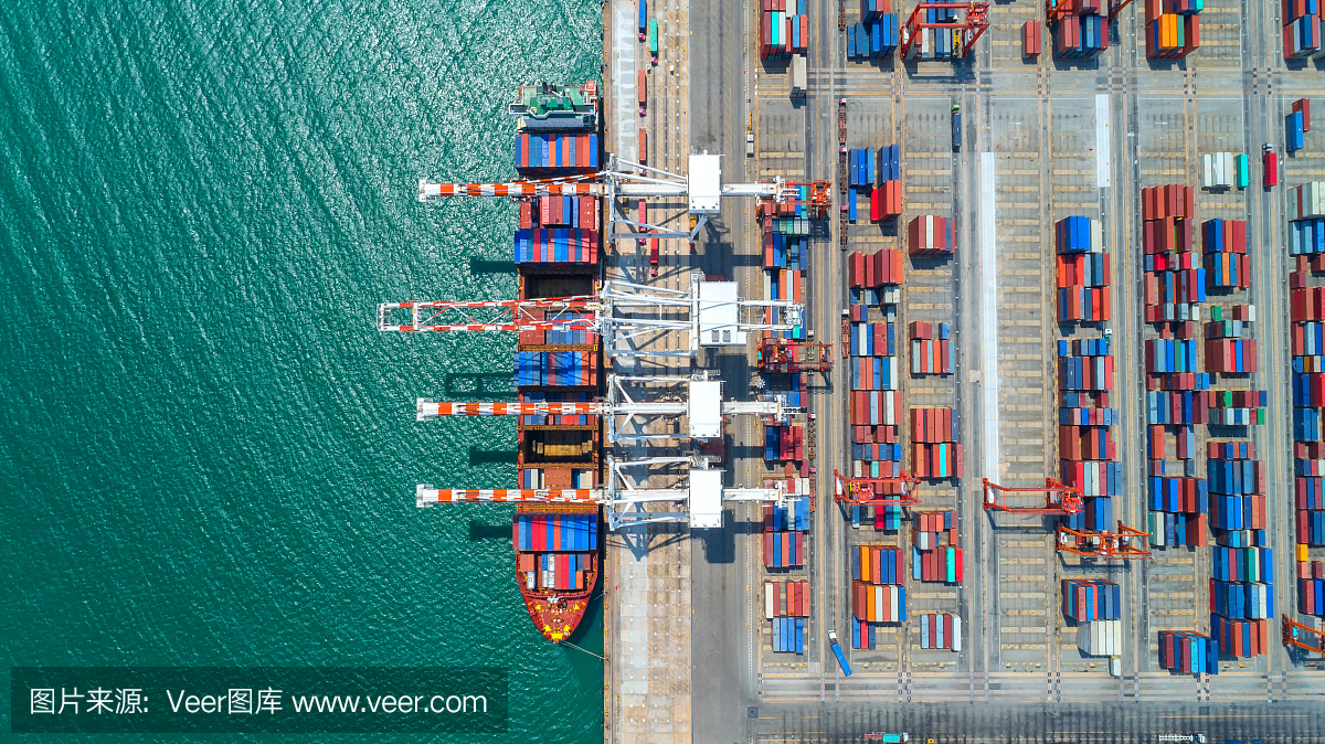 集裝箱船在進出口和(hé)商業物流。通過起重機,貿易港,航運,貨物到港,鳥瞰圖,俯視(shì)圖。
