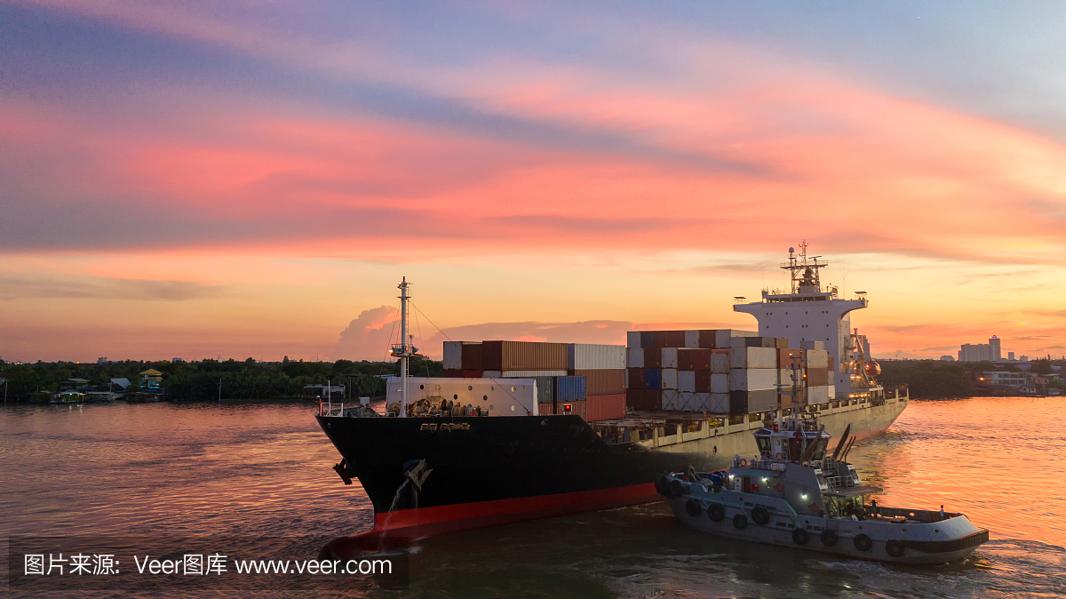 集裝箱船在進出口業務和(hé)物流。用起重機将貨物運到港口。國際水路運輸。鳥瞰圖和(hé)俯視(shì)圖。